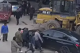 暖心！男童被卷车底 路人合力抬车救人丨看见正能量图片
