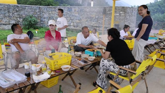 黄果树小黄鸭漂流：亲子游玩新选择 夏日欢乐不停歇