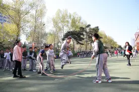 除了上厕所不能随意活动？部分中小学生课间10分钟被约束现象调查图片