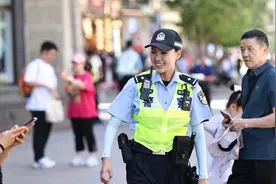 退役军人徐懿，“外滩‘最美’风‘警’线”图片
