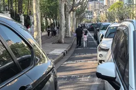 上海多个学校门口被划设为智慧道路停车场：接孩子要付一笔停车费，合理吗？图片