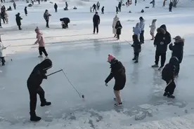 “下楼打出溜滑去啊”｜哈尔滨“冰天雪地”的魅力就在这简简单单的一块冰面上图片