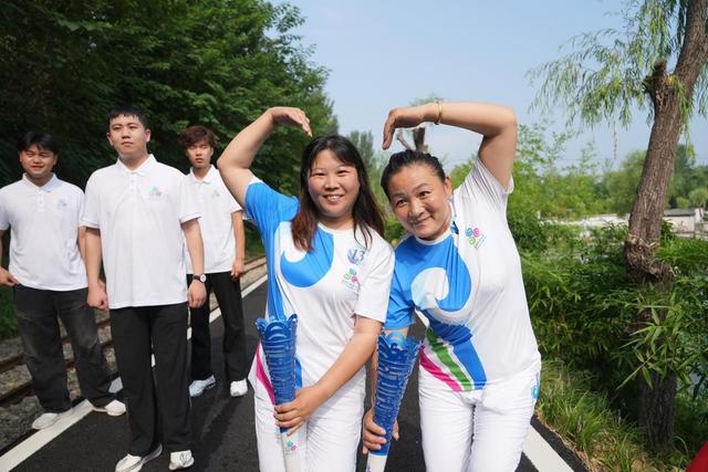 浪溪河畔引“泉炬”！2025济南国际泉水节“泉炬”传递走进平阴洪范泉群