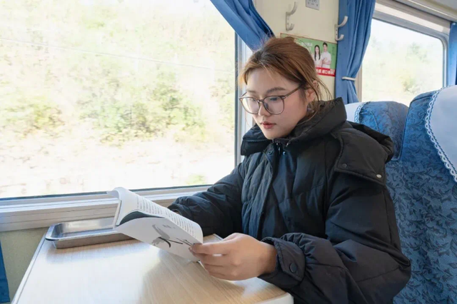 我的铁路风景｜火车上“悦读”，是诗与远方的情怀佐料