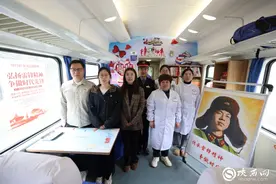 公益慢火车化身流动“雷锋精神传播站”图片