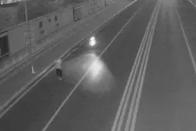 边骑车边看手机，北京一外卖小哥撞上遛弯老人致其身亡！交警：严查这类人图片