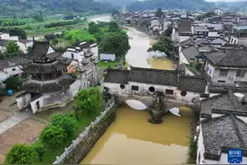 安徽：暴雨后的千年古村图片