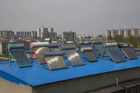 潮评丨别让废旧太阳能热水器成“高空炸弹”图片