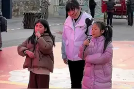 烟台朝阳街上演“天籁之音”，女孩街头唱《光亮》丝毫不怯场，仔细一看，是和周深合过影的小女孩图片