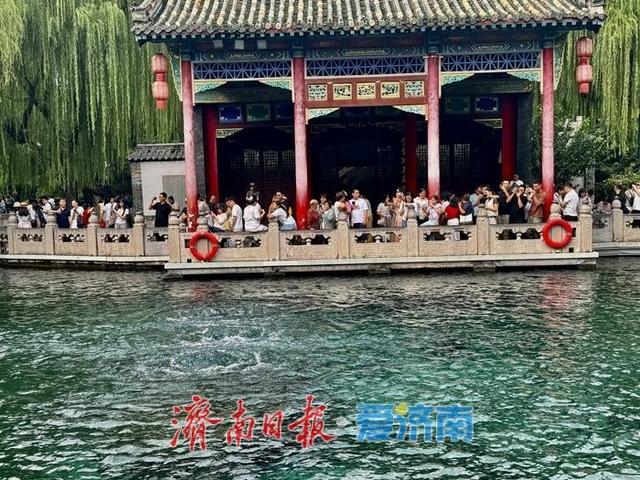 一年四季 泉在济南丨趵突泉水位持续高位 “水涌若轮”引客来