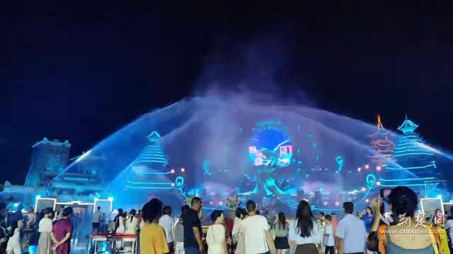 活力中国调研行｜水枪已上膛，荆州市民趁夜狂欢