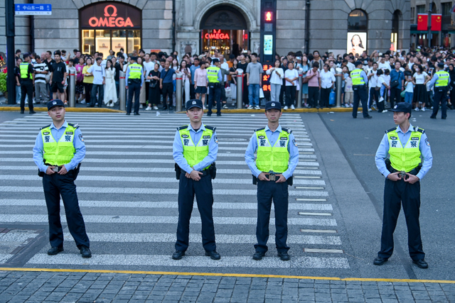 魔都眼·国庆｜各景点人从众，假期过半外滩客流已破220万