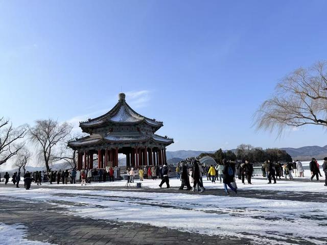雪落颐和园：白雪镶金顶