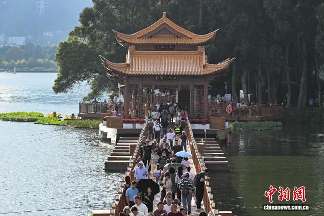 昆明草海开合浮桥开启新体验 市民感受“水上行、画中游”