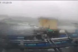 台风“桦加沙”过境：海水倒灌，渔排被巨浪拍碎图片