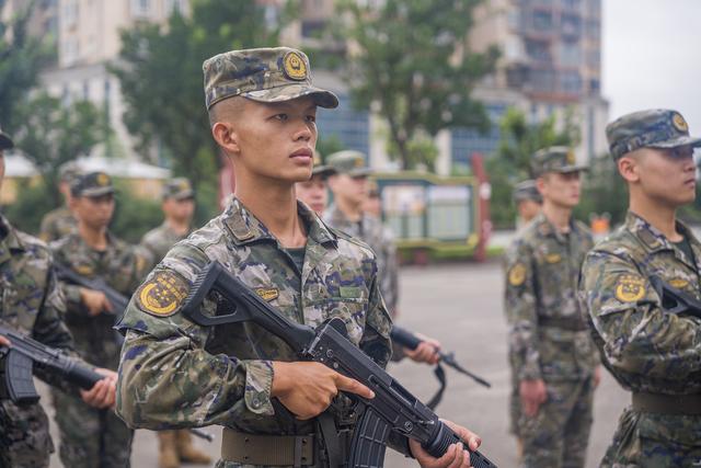 新兵授枪：钢枪在手使命扛肩