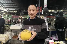 “最会写打油诗的卖菜大爷”出现了！不在意嘲笑，开心就好图片