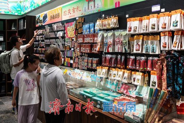 趵突泉畔，邂逅一家会讲济南故事的书店
