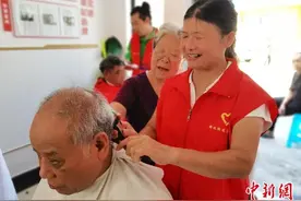 浙江衢州：“理发奶奶”的爱心事业迎来接班人图片