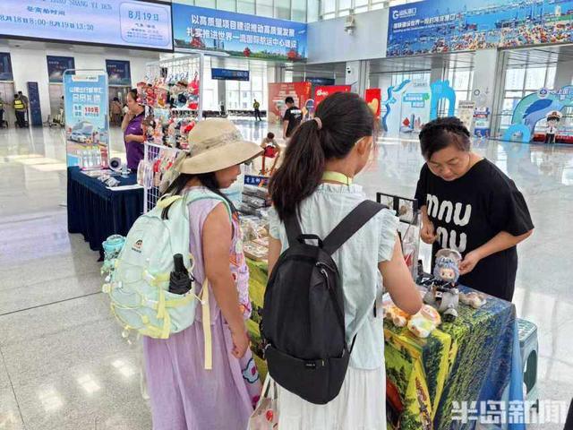 青岛邮轮母港迎复航以来首次“双邮轮同靠”