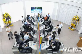 组图丨“VR驾驶模拟器+AI机器人教练”赋能驾培行业图片
