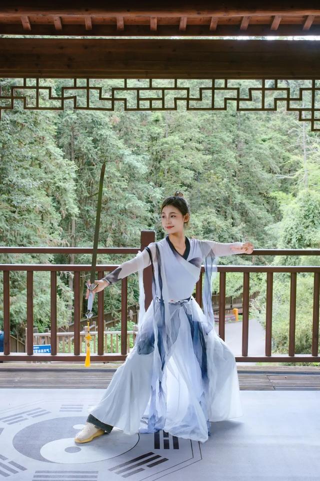 一脚踢出神仙舞！龙虎山限定「白+黑」仙侠奇旅，竹筏观演、赣超联票福利全放送！