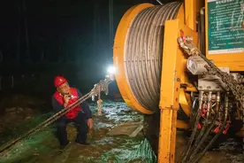 大连电建集团：挑灯夜间架线 顺利跨越丹大铁路图片