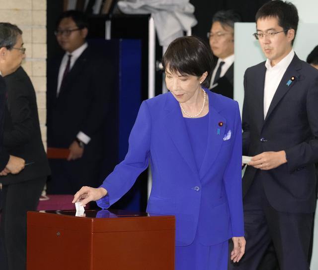 日本首位女首相的执政难题
