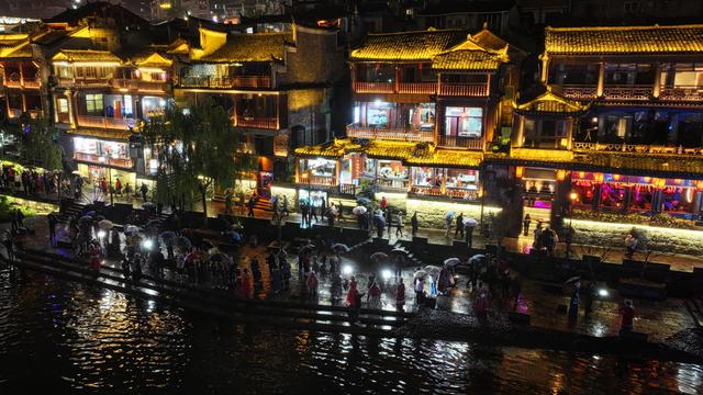 湖南凤凰：特色旅拍丰富旅游体验