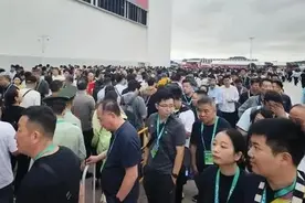 航展现场排起“长龙”，究竟为了什么→图片