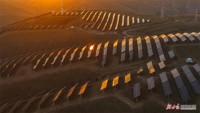 晚霞勾勒环县毛井镇“绿电+美景”生态画卷