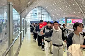 湖北一革命老区百名师生乘坐高铁来汉研学，参观武汉站观光长廊，领略高铁技术的魅力图片