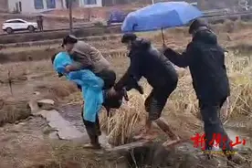 衡山县：八旬老人深陷泥潭 退伍老兵挺身救援图片