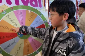 单词大闯关PK四季脱口秀 小学英语节充满国际范儿图片