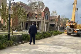 胶州保利叁仟栋小区一别墅扩建被依法拆除！图片