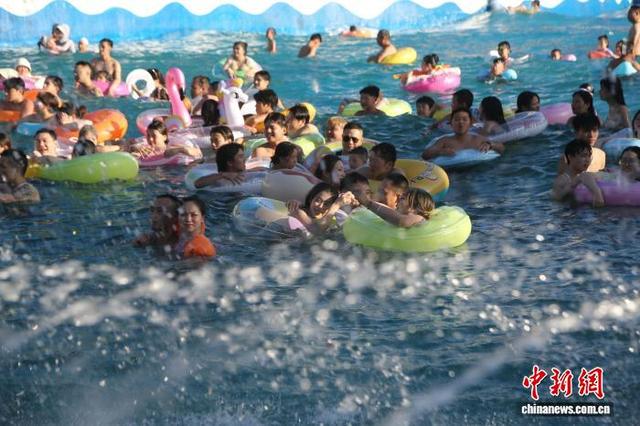 重庆发布高温橙色预警 市民水上乐园享清凉