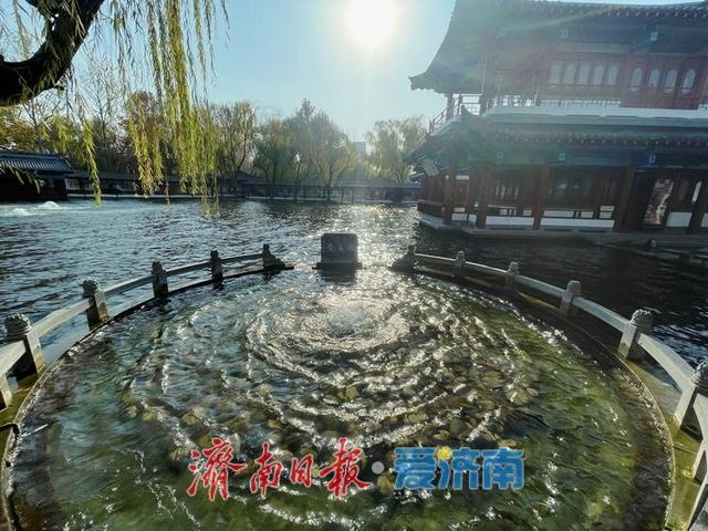 泉水欢腾醉游人