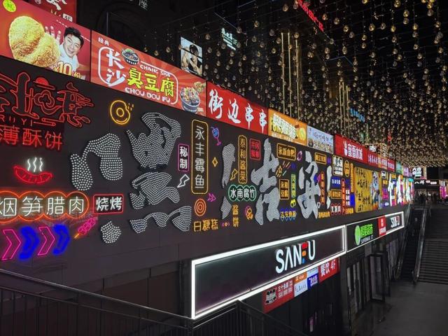 吉安夜游地标｜“大吉盛市”点亮城市烟火气，集装箱背后藏着一座城的浪漫！