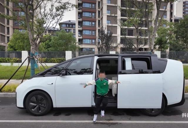 起火事故后的车主百态：有的演练逃生，有的选择信任