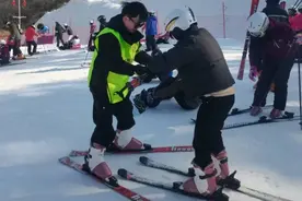 游泳教练在滑雪场受工伤，谁赔图片