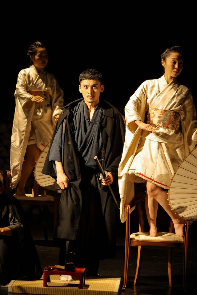 铃木忠志的《大鼻子情圣》：一段纯爱三角关系