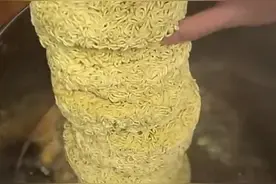 “考前奖励！”黑龙江高三班主任带学生在教室煮泡面，网友：学生记忆味道比国宴还惊艳图片