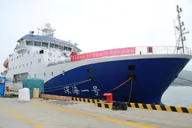 安全课搬上科考船！青岛海事在“深海一号”轮开展船舶应急演练图片