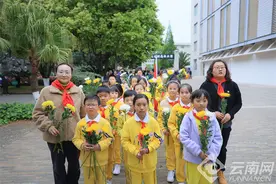 扣好人生第一粒扣子 春城小学教育集团新闻路校区开展清明祭英烈主题活动图片