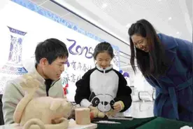 江西景德镇：候车室里的“陶瓷博物馆”图片