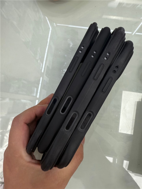 iPhone 17系列官方保护壳首次曝光：采用“液态玻璃”设计