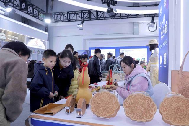 科技与传统交融 省残联展馆首次亮相第32届杨凌农高会