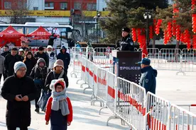 捡孩子、捡手链……北京新春游园这些小插曲，多亏有警察叔叔图片