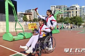 女孩扭伤坐轮椅上学，全班同学给她当“拐杖”图片