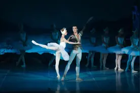 经典芭蕾舞剧《天鹅湖》在南宁蹁跹起舞 观众惊呼“大饱眼福”图片